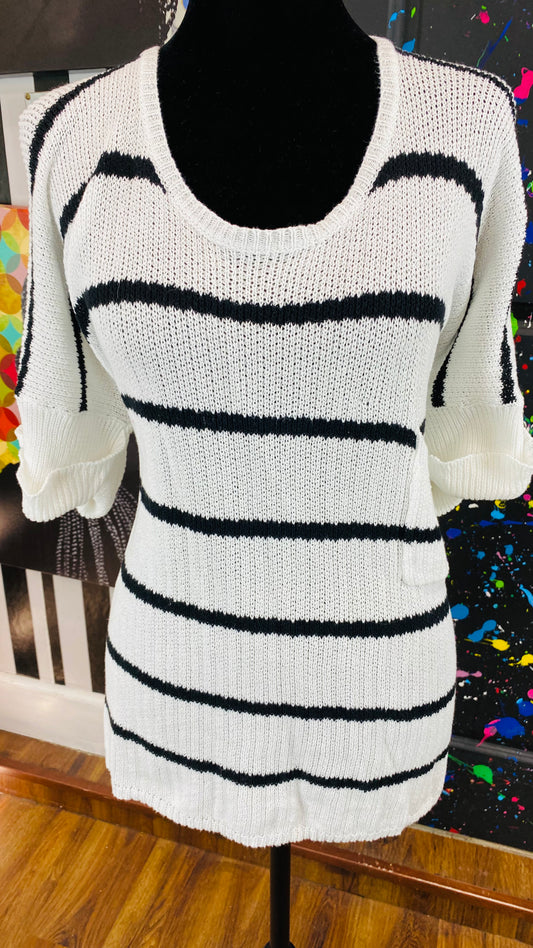 B&W Knit Short Sleeve Blouse