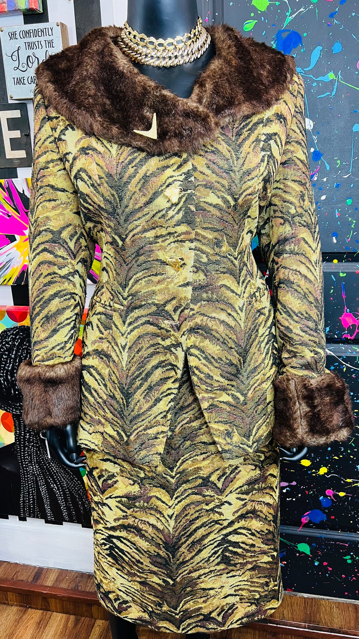 Vintage Blazer & Skirt Suit -Faux Fur Collar (24W)