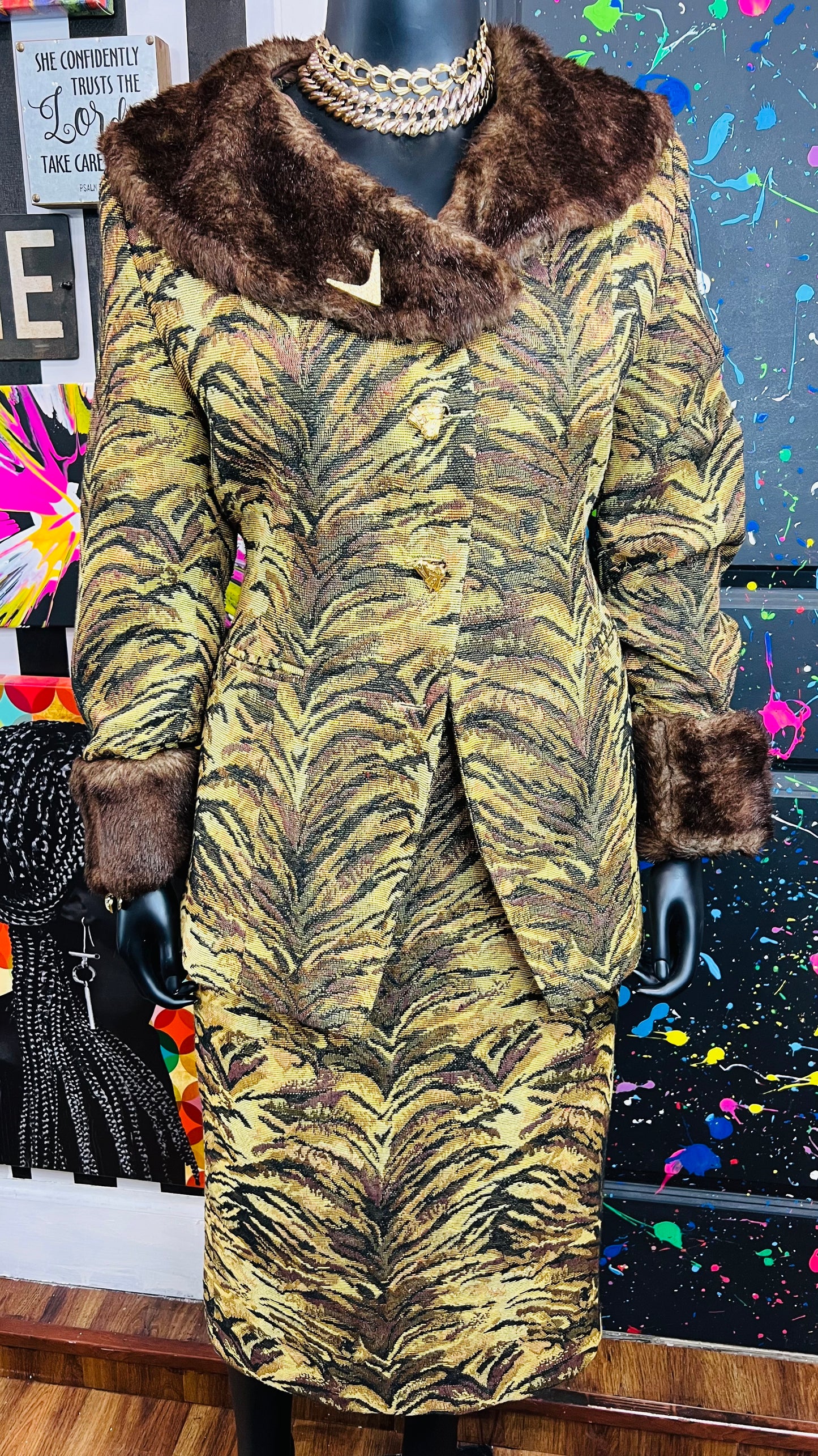 Vintage Blazer & Skirt Suit -Faux Fur Collar (24W)