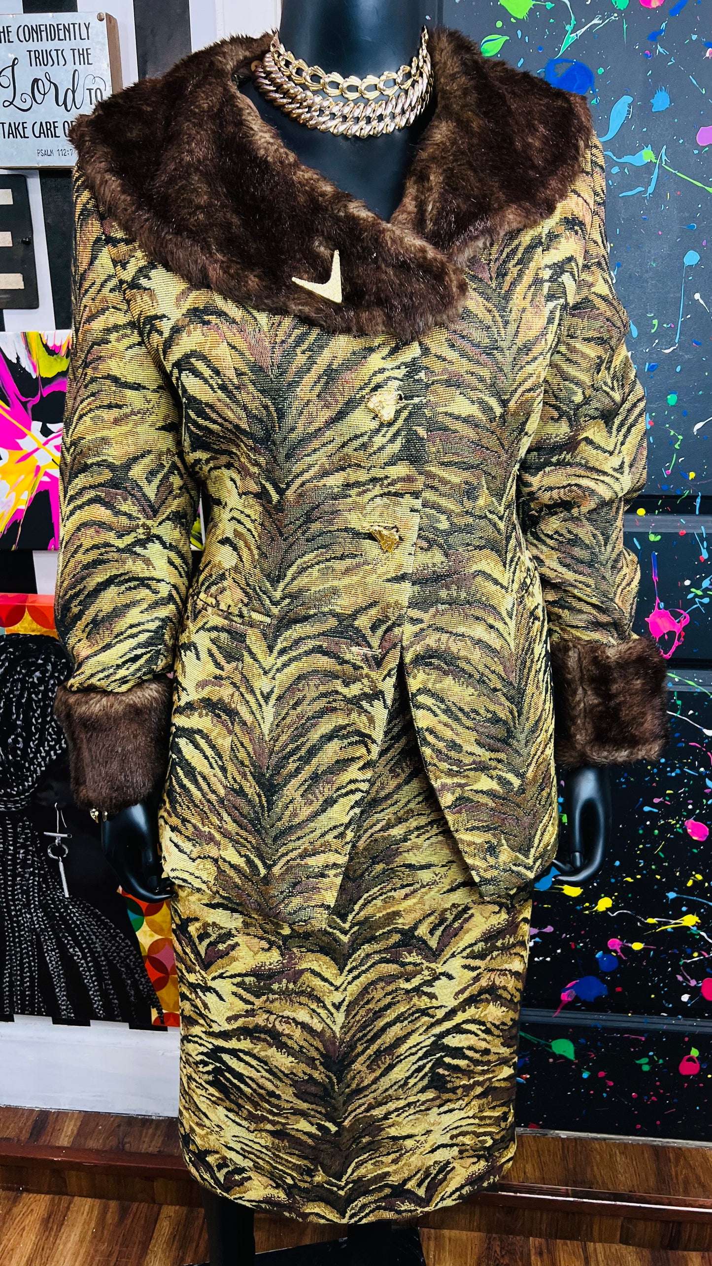 Vintage Blazer & Skirt Suit -Faux Fur Collar (24W)