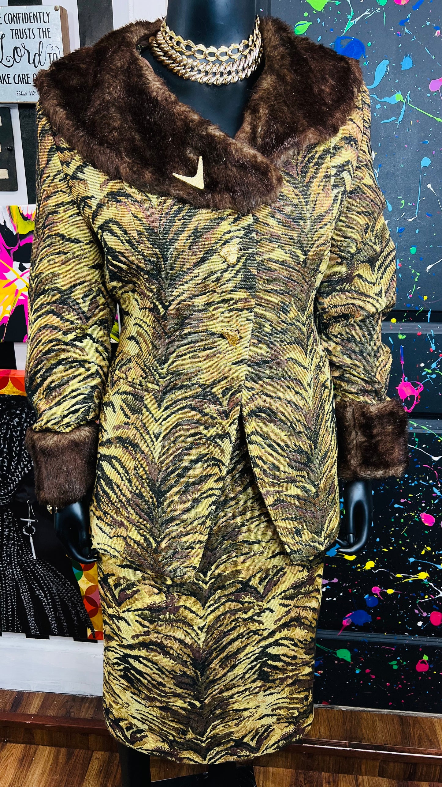 Vintage Blazer & Skirt Suit -Faux Fur Collar (24W)