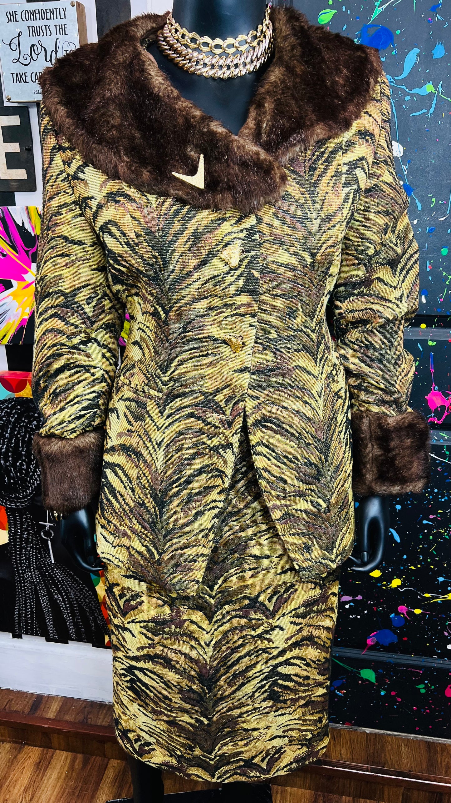 Vintage Blazer & Skirt Suit -Faux Fur Collar (24W)