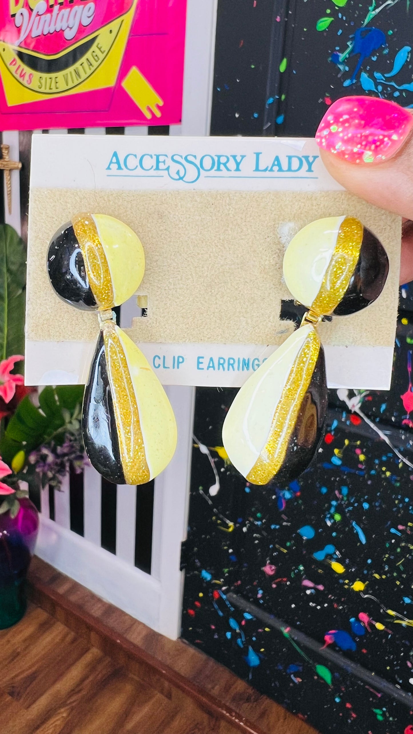 Vintage Jewel Black, Gold & Off White Metal) Clip On Earrings