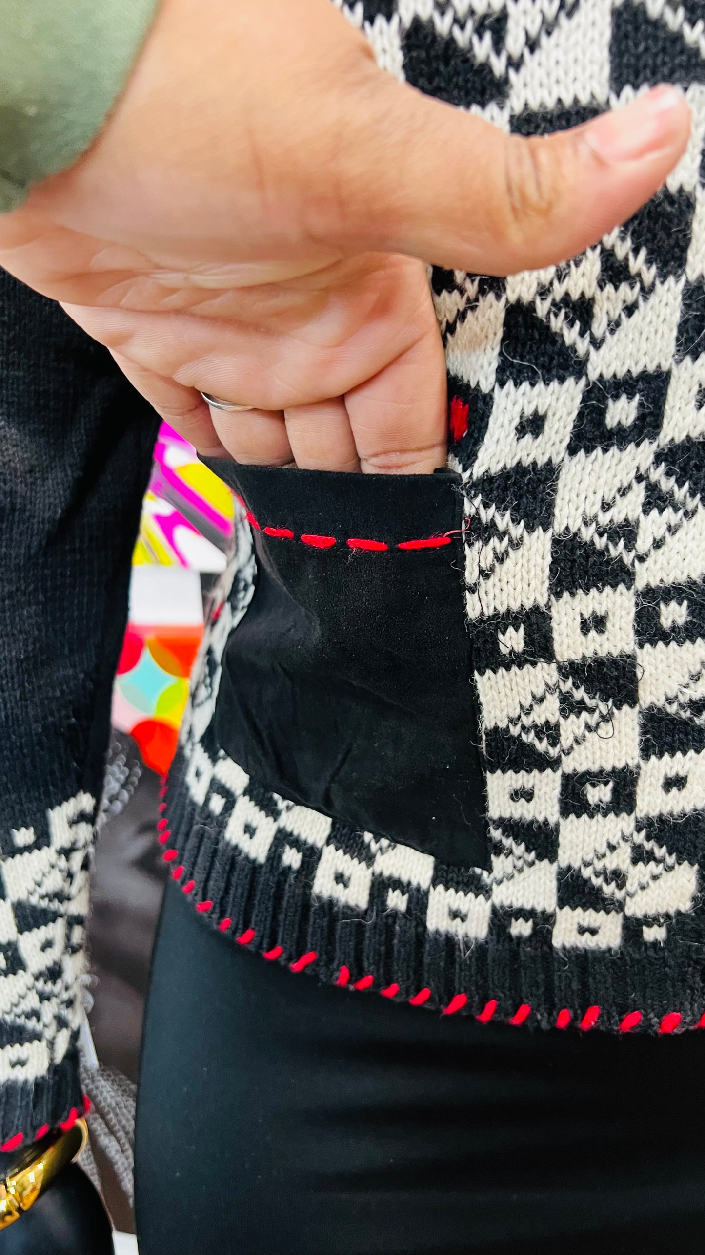 Vintage Black White & Red Cropped Sweater (16)