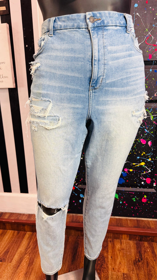 American Eagle Light Wash Distressed Jeans (20)