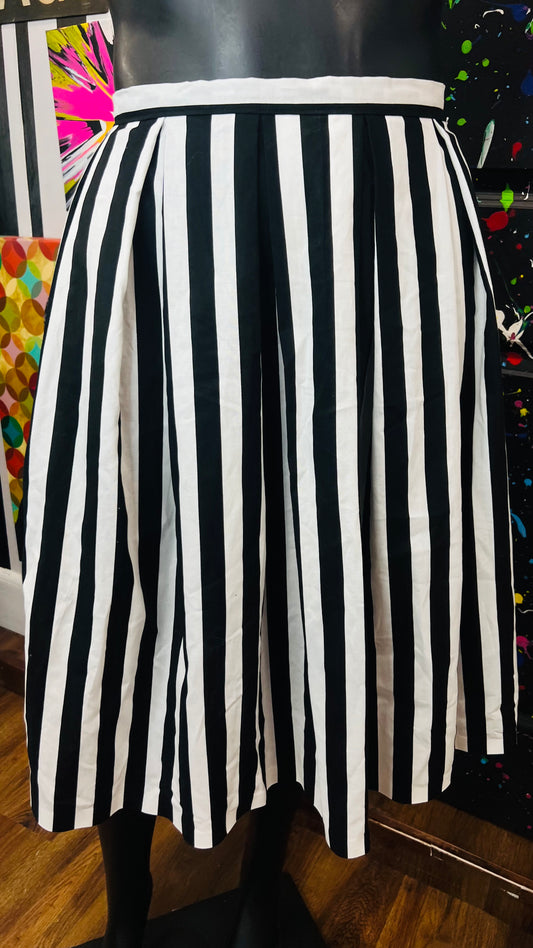 100% Cotton Black & White Striped Skirt (16)